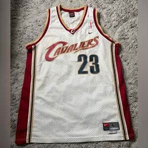 ⛹️Vintage Nike Cleveland Cavaliers Lebron James size men’s Size L +2 #23 Jersey